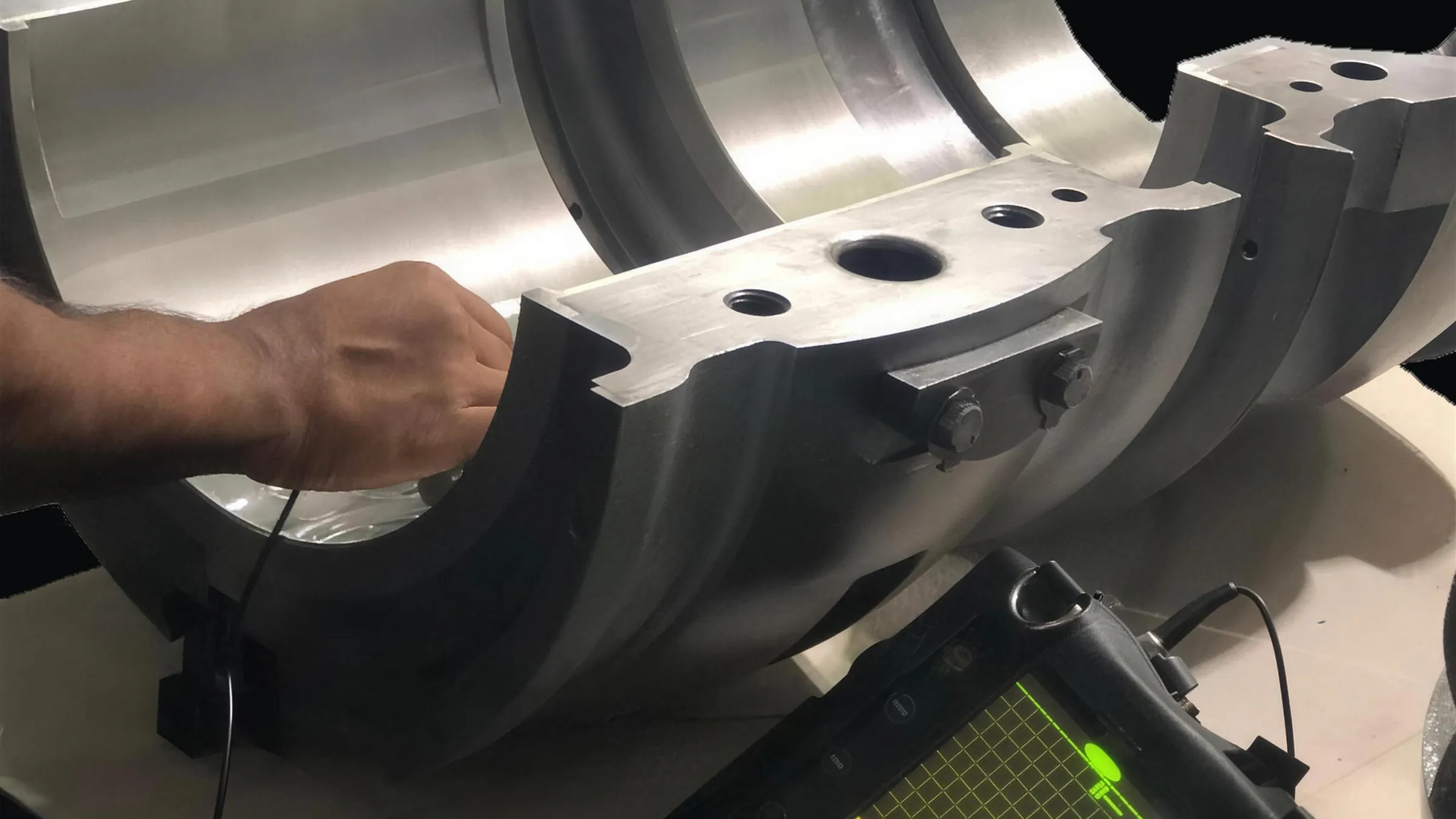Ultrasonic bond test on a white metal lining