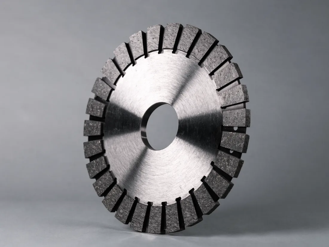 Diamond segmented concrete cutting blade